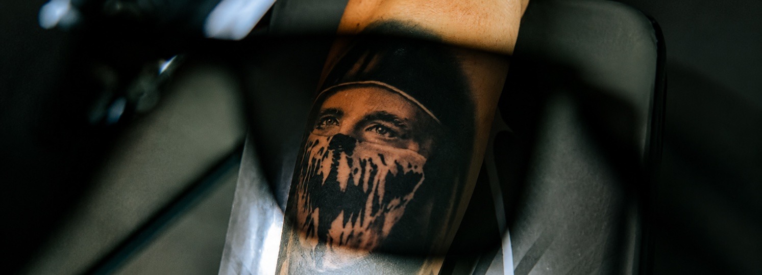 Luz polarizada para tatuajes: cómo las gafas polarizadas mejoran la visibilidad al tatuar